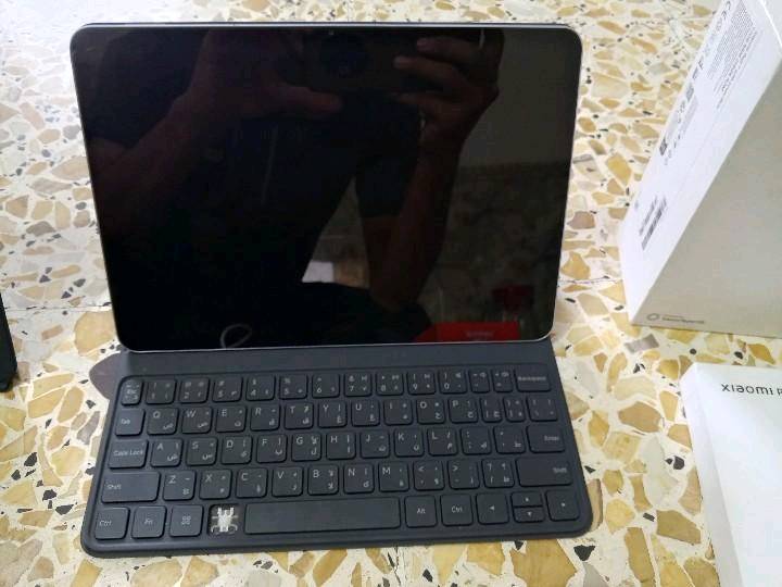 جهاز Xiaomi Pad 7 (النسخة العادية) بمواصفات متطورة تجعله ممتازًا للدراسة والإنتاجية والألعاب.
الأداء والذاكرة
المعالج: Qualcomm Snapdragon 7+ Gen 3 بدقة تصنيع 4 نانومتر.
ذاكرة التخزين: 256 جيجابايت من نوع UFS 4.0 السريع.
الذاكرة العشوائية (RAM): تتوافر نسخة 256GB  12GB من نوع LPDDR5X.
منفذ الذاكرة الخارجية: لا يدعم كارت ميموري.
الشاشة والتصميم
الشاشة: IPS LCD بحجم 11.2 إنش.
الدقة: 3.2K (2136 × 3200 بكسل) مع معدل تحديث 144Hz.
السطوع والدعم: سطوع يصل إلى 800 nits، ودعم Dolby Vision و HDR10.
التصميم: هيكل وظهر من الألومنيوم، بسمك 6.2 مم وزمن 500 جرام.
البطارية والشحن
السعة: 8850 مللي أمبير.
الشحن: يدعم الشحن السريع بقدرة 45 واط عبر منفذ USB Type-C 3.2.
الكاميرات والصوت
الكاميرا الخلفية: 13 ميجابكسل تدعم تصوير فيديو 4K.
الكاميرا الأمامية: 8 ميجابكسل بتصوير فيديو 1080p.
الصوت: 4 سماعات ستيريو يدعم Dolby Atmos وصوت عالي الدقة (Hi-Res)، ولا يوجد منفذ 3.5 مم للسماعات.
النظام والاتصال
النظام: Android 15 بجهة HyperOS 2.
الاتصال: Wi-Fi 6E وبلوتوث 5.4 (لا يدعم شريحة اتصال SIM).
الملحقات: يدعم القلم المغناطيسي وكيبورد شاومي الخاص
الملحقات الي تجي معاه 
1 كيبورد لاصلي من شاومي في فقط زر ALT واقع تكدر تستخدم الزر الثاني 
2 شاحنة اصلية 
3 ماوس و قطعة تايب سي 
4 كفر مغناطيسي لاصلي 
كارتون موجودة 
في بس فطر بل شاشة ما يأثر بل بل جهاز سواء كان تصفح او لعب او اي شي 
سعر :380 و بي مجال قليل 
مكاني بغداد المعامل ماعندي توصيل