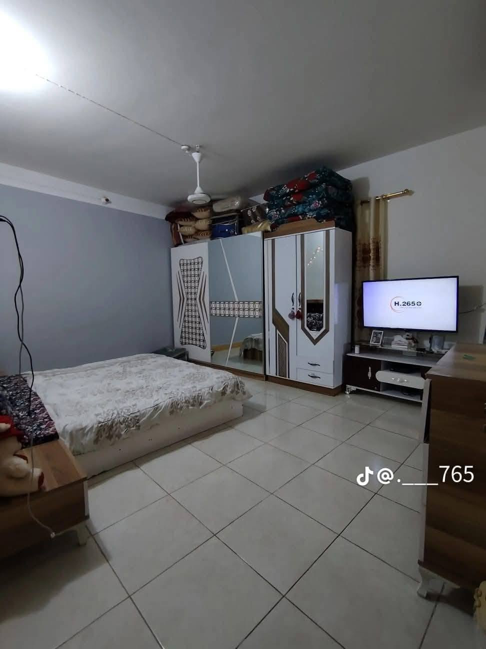 *بيت للبيع - خلف مدرسة الحليمة*

📍 *الموقع المميز:
خلف مدرسة الحليمة مباشرة - قريب على شارع الاطباء - قرب مستوصف الزهراء
موقع كلش حلو وهادئ وخدمات كاملة

📐 *المساحة: 100 متر مربع - طابقين

🏠 *التفاصيل:
*الطابق الأول:

- طارمة
- صحيات خارجية
- مطبخ
- هول + استقبال

*الطابق الثاني:
- غرفتين نوم
- هول
- سطح شتايكر

🔨 *نوع البناء: طابوق - رباطات - السقف عكادة

💰 *السعر:* 81 مليون وبي مجال بسيط للشراي

📞 للاستفسار:
واتساب: ***********
اتصال: ***********

نص مكتوب في الصور:
- @.___765
- J@.___765
- @.__765
- @.____765