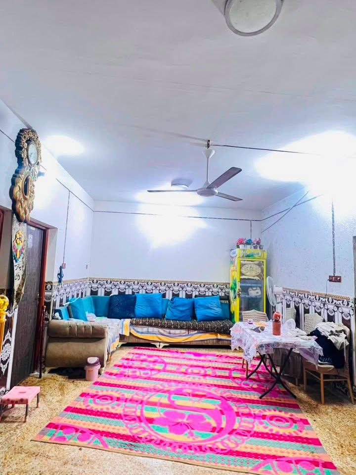 للبيع بيت 166 متر طابو صرف طابقين شيلمان نظيف قطاع 15 بداية حي ميسان يحتوي الطابق الاول غرفتين و صالة و مطبخ و استقبال و صحيات و الطابق الثاني غرفتين و صالة و صحيات السعر 175 للأستفسار اتصل ***********
