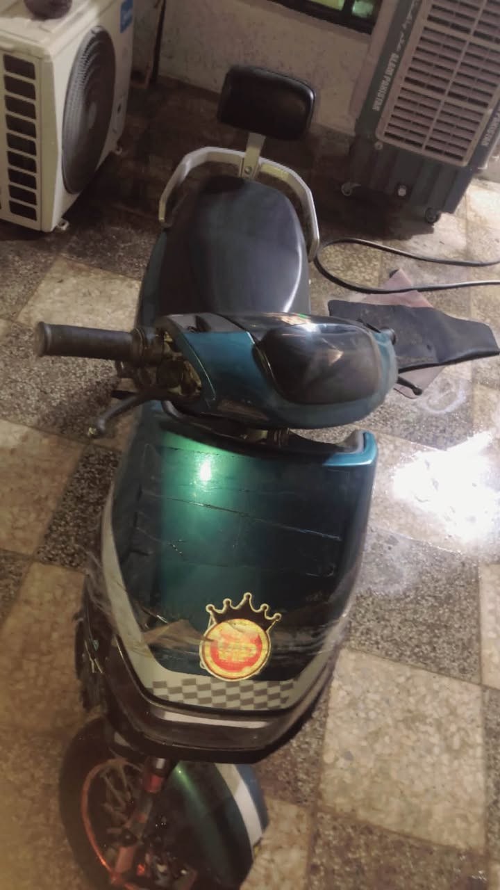دراج شحن من شركه speed vip 02
اخذتها اقساط قبل سنه صارت عليه بـ مليون و 750 الف 

سويت بيها حادث بسيط وتركتها صار ٤ اشهر مطالع بيها 

سعرها 450 وبيها مجال بسيط 

رقمي : ***********
