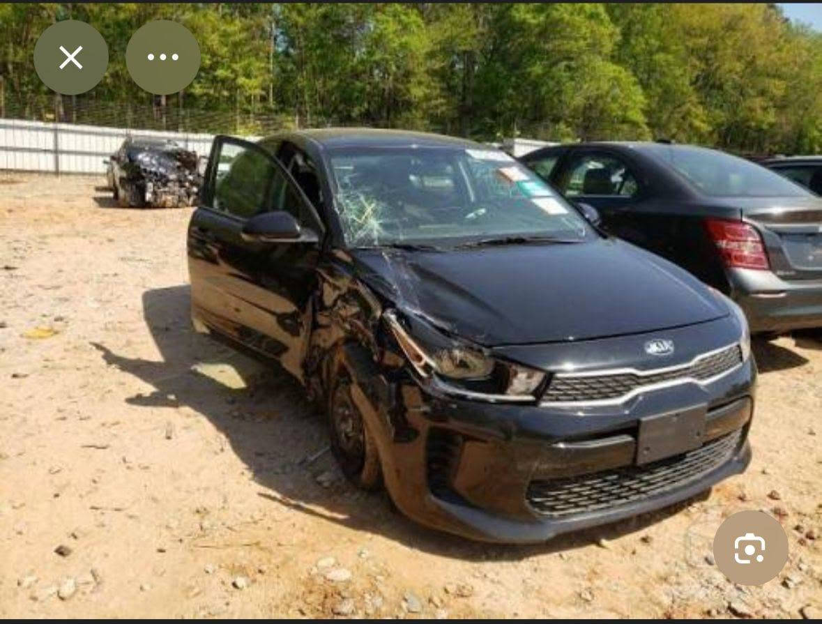 السلام عليكم
كيا ريو وارد امريكي
موديل ٢٠٢٠ 
لون اسود 
سياره بيها منظومة غاز
وجاهزه من كل شي 
مسويلها صيانه كامله 
حادثها موضح بالصوره 
السعر المطلوب ١٢٠$ وبيها مجال مكان السيارة بغداد الكرخ ***********
