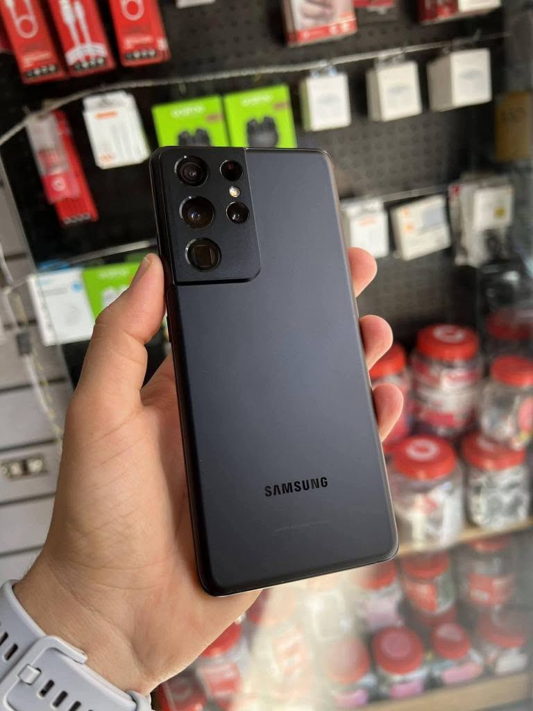 الجهاز الاصلي من سامسونج توفر 
s20 الترا
 الشاشة: Dynamic AMOLED 2X بمقاس 6.9 بوصة، بدقة QHD+ ومعدل تحديث 120Hz.
المعالج: Exynos 990 (لنسخة الشرق الأوسط) أو Snapdragon 865 (لأمريكا).
الكاميرا الخلفية (رباعية): أساسية 108 ميجابكسل + تقريب 48 ميجابكسل (زوم حتى 100x) + زاوية عريضة 12 ميجابكسل + عمق TOF 3D (تصوير فيديو 8K).
الكاميرا الأمامية: 40 ميجابكسل.
الذاكرة والتخزين: رام 12 أو 16 جيجابايت / مساحة 128 أو 512 جيجابايت (مع دعم كارت ذاكرة خارجي).
البطارية: 5000 مللي أمبير وتدعم الشحن السريع قدرة 45 واط والشحن اللاسلكي. 
السعر 355 الف
بغداد زيونه ربيعي قرب مجمع البركه 
*********** بغداد, العراق
