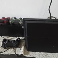بلي 4مهكر كامل ملحقاته ممفتوح وياه 3جوستكات 1اصليه و2تجاريات مع دركسون...