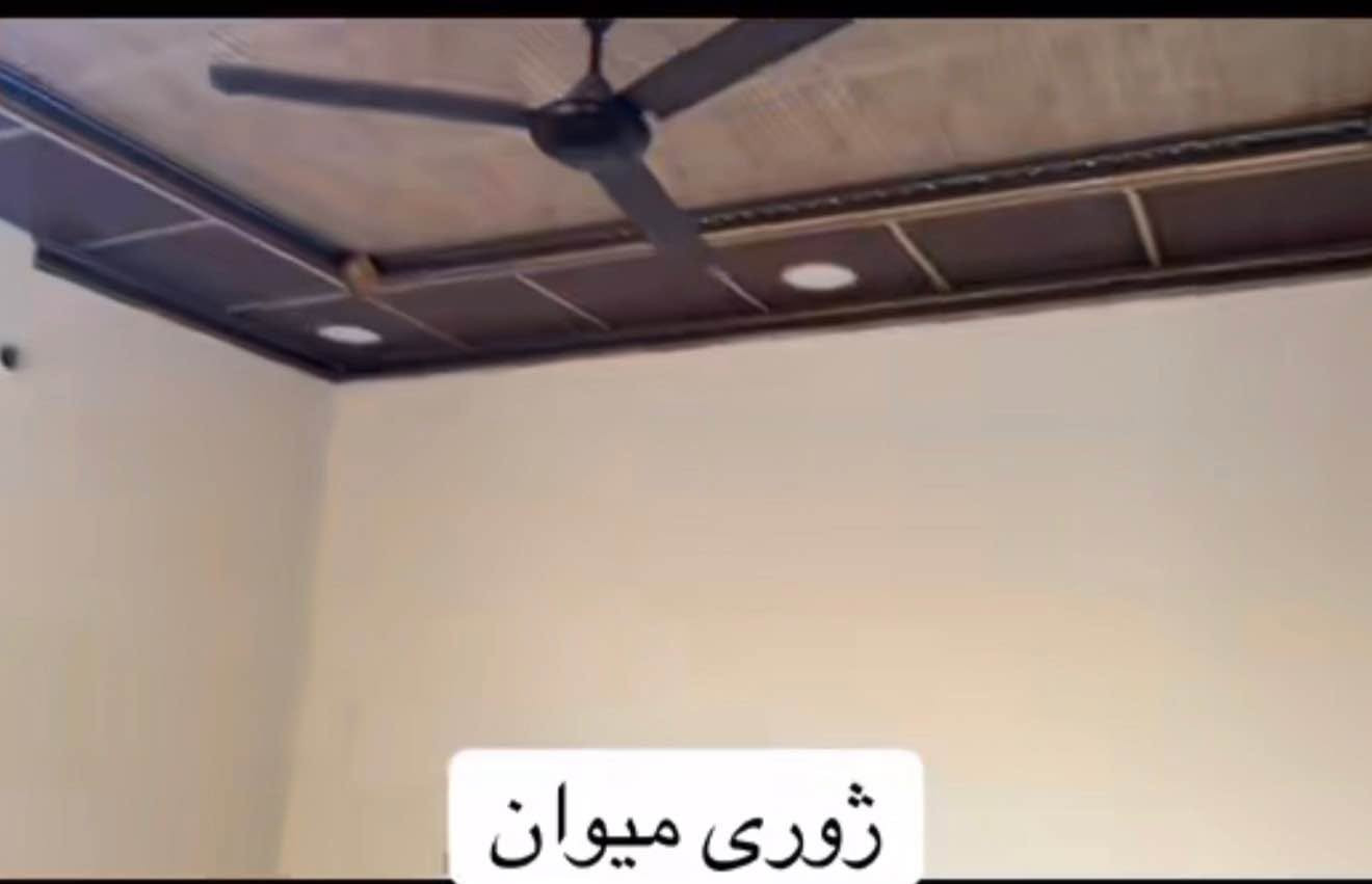سلام علیکم خانویەکی مرەبعی زۆر خۆش لەحیسابات خانوەکە رووبەری 100مەترە و مرەبعە بەیتونەیەکیش لەسەرەوەیە بۆزانیاری زیاتر تەلەفون کەن یاخود نامە بنێرن*********** كركوك, العراق

نص مكتوب في الصور:
- ژوری میوان
- مطبخ
- ژووری نوستن
- حەوش خلفی
- ده‌ستشۆر و حه‌مام