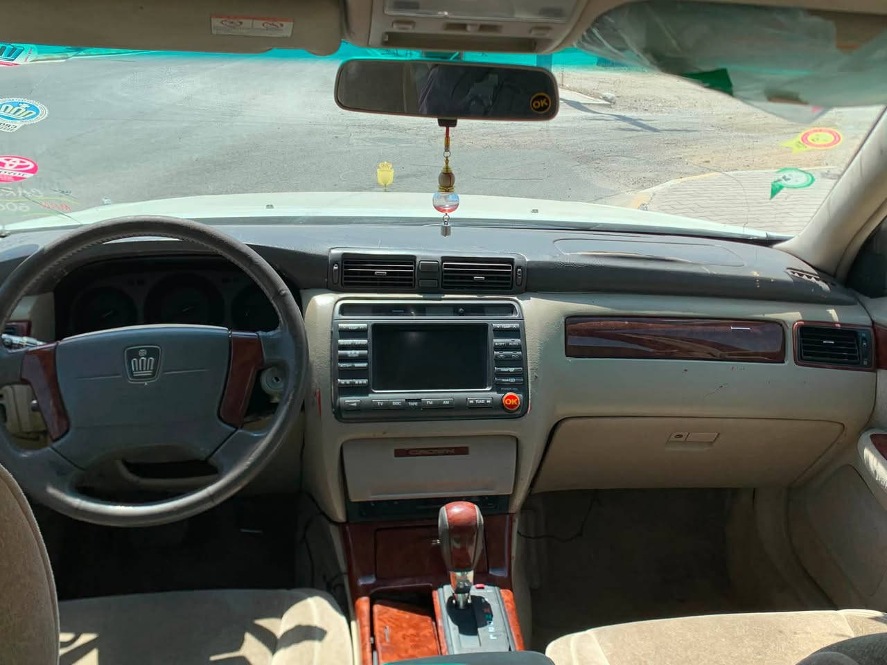 مەلیکە بڕاوە
مەکینەی دیفۆڕی بچوک
گیڕ و مەکینەی بە شەرت 
کۆدی بۆ کراوە بیکە بە ناوی خۆتەوە
سەقف کەڤەر بە شەرت
دەعمو لێدراوی نیە  پیشی جوانە لێدراوی نیە
لە سلێمانیە سعری 
36 مەجلێکی برایانە
***********
