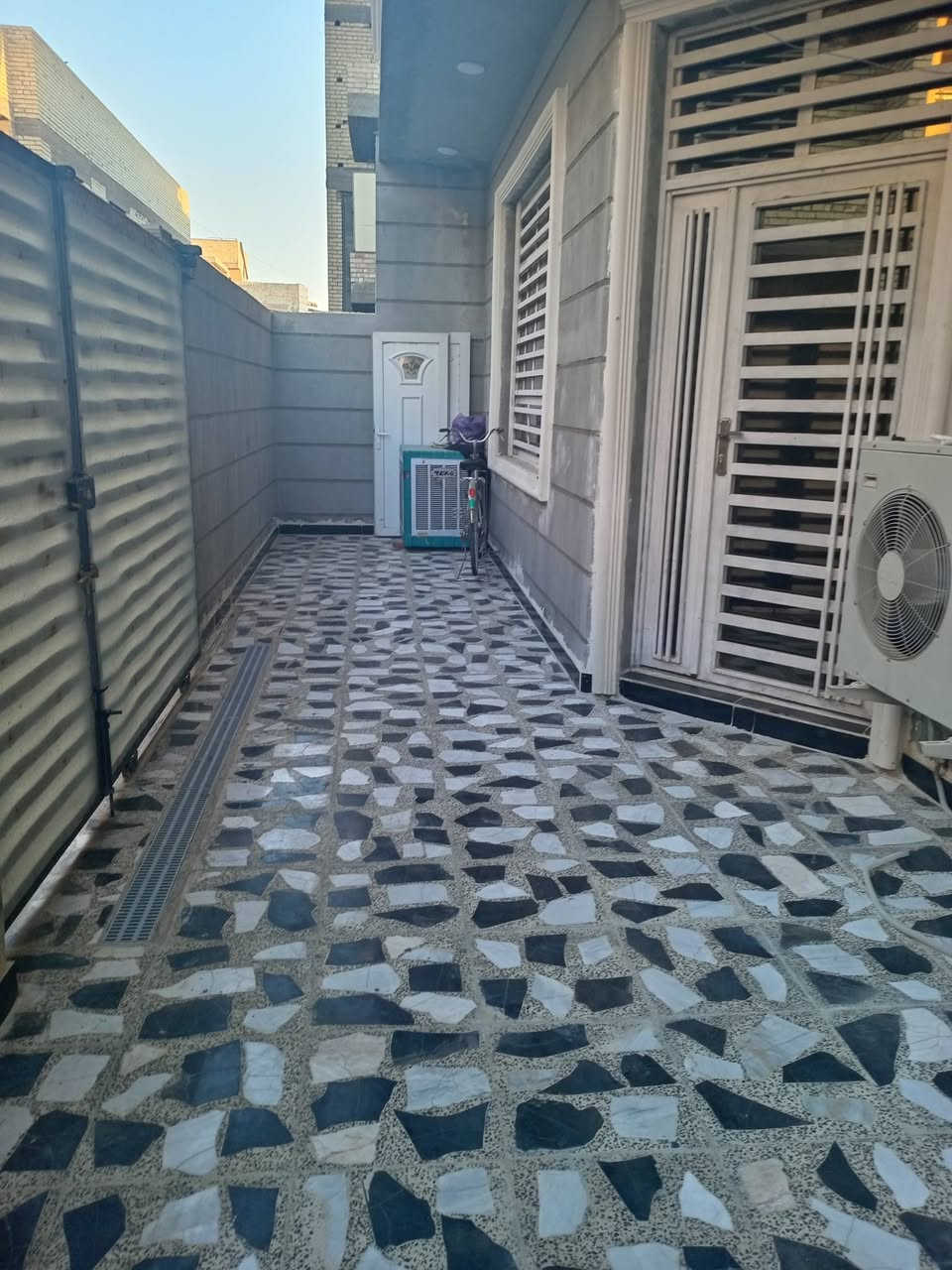 🏡 للبيع بيت سكني بمساحة 200 متر
بيت بموقع مناسب وشارع نظيف، يتميز بتوزيع عملي ومساحات مناسبة للعائلة، بالإضافة إلى حديقة تضيف مساحة جميلة للبيت 
الموقع دوانم الشعلة شارع حسينية ابو هاتو 

🔹 تفاصيل البيت:
الطابق الأرضي:
• استقبال
• صالة معيشة
• غرفة نوم
• حمام
• مطبخ مفتوح
• تركين خارجيات
• درج دوّار

الطابق الثاني:
• 3 غرف نوم
• حمام

الطابق الثالث:
• غرفة
• بيتونة

🌿 حديقة + توزيع عملي + شارع نظيف وموقع مناسب

📞 للاستعلام والتفاصيل يرجى التواصل على الرقم:***********
