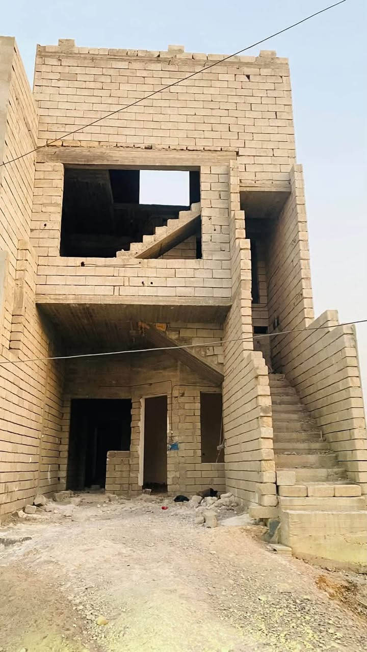 السلام عليكم 
عماره تجاريه ركن بمنطقة التصنيع على شارع ٢٠  مساحه ٣٠٠ متر تحتوي على ٦ محلات كبار وشقه وبيتين هيكل ركن ١٥٠ متر واحد فوك الثاني نظام سيلمانيه السعر ١٨٠ مليون
للأستفسار ***********
