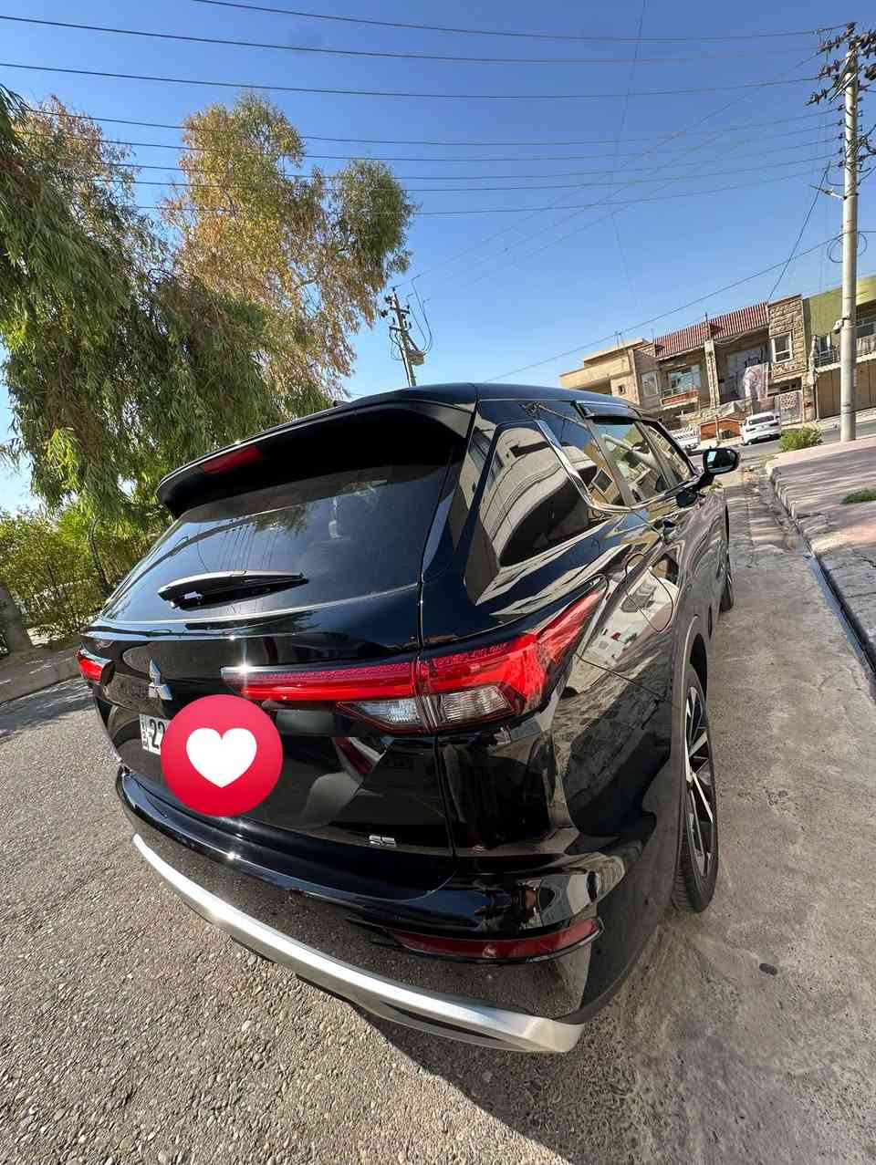 Mitsubishi outlandarئــــــوتلاندەر  2024 مواصفات السيارة:
اللون: أسود قطران (عصفوري) 🥴
 المنشأ: أمريكي
 عدد المقاعد: 7 نَفَر (ثلاث أونصات)
 المواصفات: SE Plus
 الحوادث والجاملغات: الدعامية الأمامية والخلفية كبس (بلاد)
 الأيرباك: إيرباك واحد فقط (شغال / غير متفجر)
المواصفات والإضافات:
 بانوراما
 رادار
 حساسات أمامية وخلفية وجانبية (تحديد المسار)
 5 كاميرات 360 درجة
 الكوشن (المقاعد): جلد وشامواه
 تدفئة مقاعد (كوشن هيتر)
 مقاعد كهربائية
 برادي بلاد
 سماعات مع مضخم صوت في الصندوق (B5)
 نظام صوتي BOSE
 تبريد مركزي
 بصمة تشغيل ودخول
 شاشة آيباد
 بريك كهربائي (Handbrake)
 نظام Auto Hold
 سماعات Bose
حالة السيارة والمسافة:
 لا يوجد فيها أي قطعة صبغ أو تبديل
 تحتوي على تعديل على البارد (PDR) في مكانين عند الباب
 المسافة المقطوعة: 9,000 ميل فقط
المعلومات والتواصل:
 الموقع: أربيل
 السعر: 240 ورقة ($24,000) وقابل للتفاوض
 رقم الهاتف (كورك / واتساب): ***********
 رقم الشاصي: JA4J3VA84RZ071573
