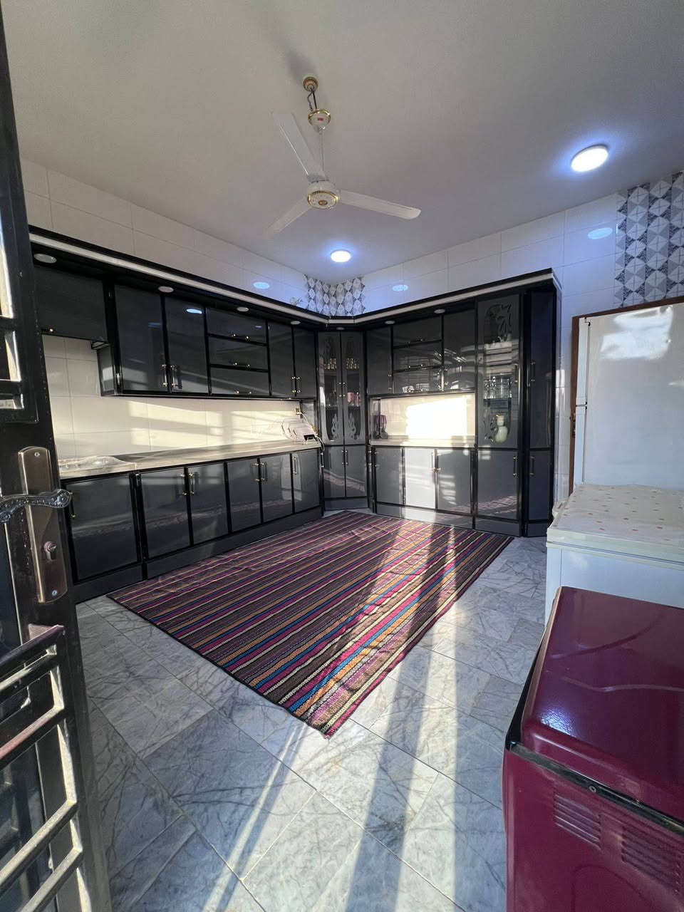 سلام عليكم بيوت لبيع بداخل دونم 2500 متر عل طريق العلويه شريفه بنت الحسن ع من جه ساده ابو خطه طابوا زراعي سند 25 كافه الخدمات متواجده فيه وايضا محلات ينشأ عليه عل شارع عام للستفسار اتصال عل رقم *********** و*********** السعر خاص
داخل بيوت ارضيه مرمر وسرايمك هندي درجه الأولى
