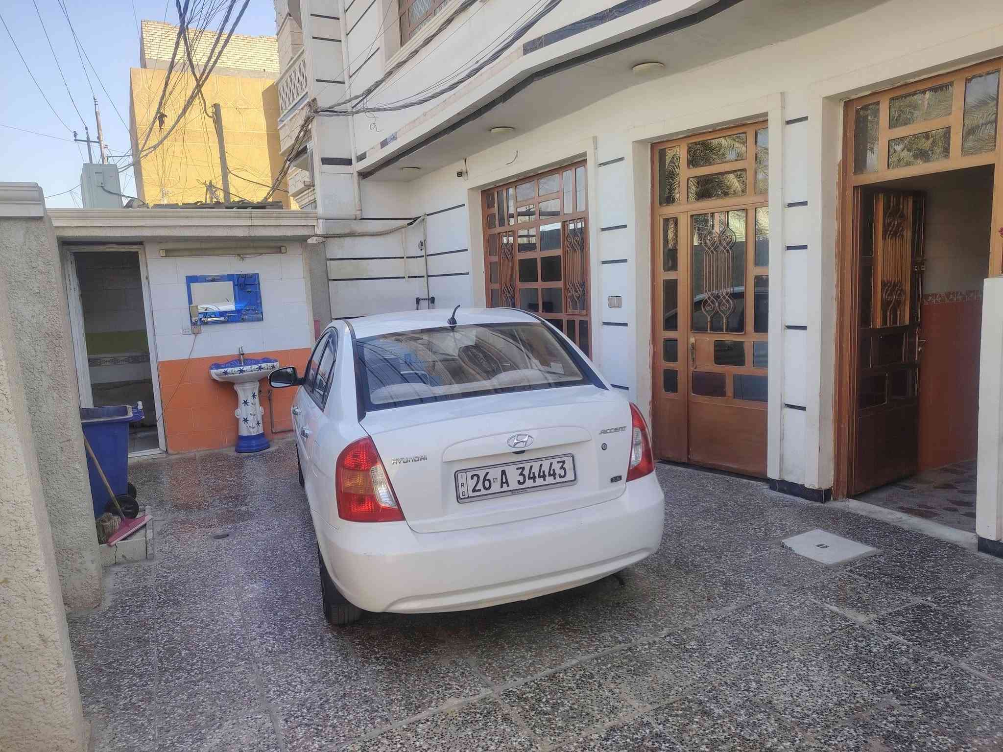 السلام عليكم بيت في شارع ابو الدهن البيت عالشارع العام ركن على الشارعين على الفرع وعلى شارع ابو الدهن مساحه البيت 130 متر الوجه 10 والنزال 13 البيت يتكون من استقبال 6 × 4 ومطبخ خمسه في اربعه وصاله اثنين في اربعه غرفه خمسه في خمسه في الطابق الارضي ثلاث غرف في القاط الثاني 6:00 مساحه الغرفه 6 × 4 5 × 4 الغرفه الثانيه والغرفه الثالثه 5 x 5 بنيان البيت 2019 مع العلم البيت تجاري وبي جراج 50 متر يعني تقدر تستغله محلات او تعوفه كراج السعر خاص ***********
