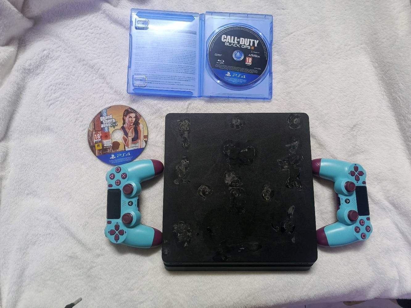 🔥🎮 عرض قوي للبيع — PS4 Slim كامل وياه ملحقاته! 🎮🔥

للبيع PS4 Slim بحالة زينة وشغال بدون مشاكل، جاهز للعب مباشرة 💯

📦 يجي وياه:
🎮 الجهاز PS4 Slim
🎮 3 جوستيك — واحد أصلي + اثنين تجاري
💿 GTA V
💿 Call of Duty: Black Ops III

🔥 يعني كلشي موجود حتى تلعب أنت وربعك مباشرة، خصوصًا ألعاب الـMultiplayer 🎮

✅ الجهاز شغال تمام
✅ 3 جوستيك
✅ لعبتين على أقراص
✅ مناسب للبيت واللعب الجماعي

💰 السعر:[350الف📍 

المكان: [ا البصرة]

📩 للجادين مراسلة خاص، والبيع حسب الاتفاق.