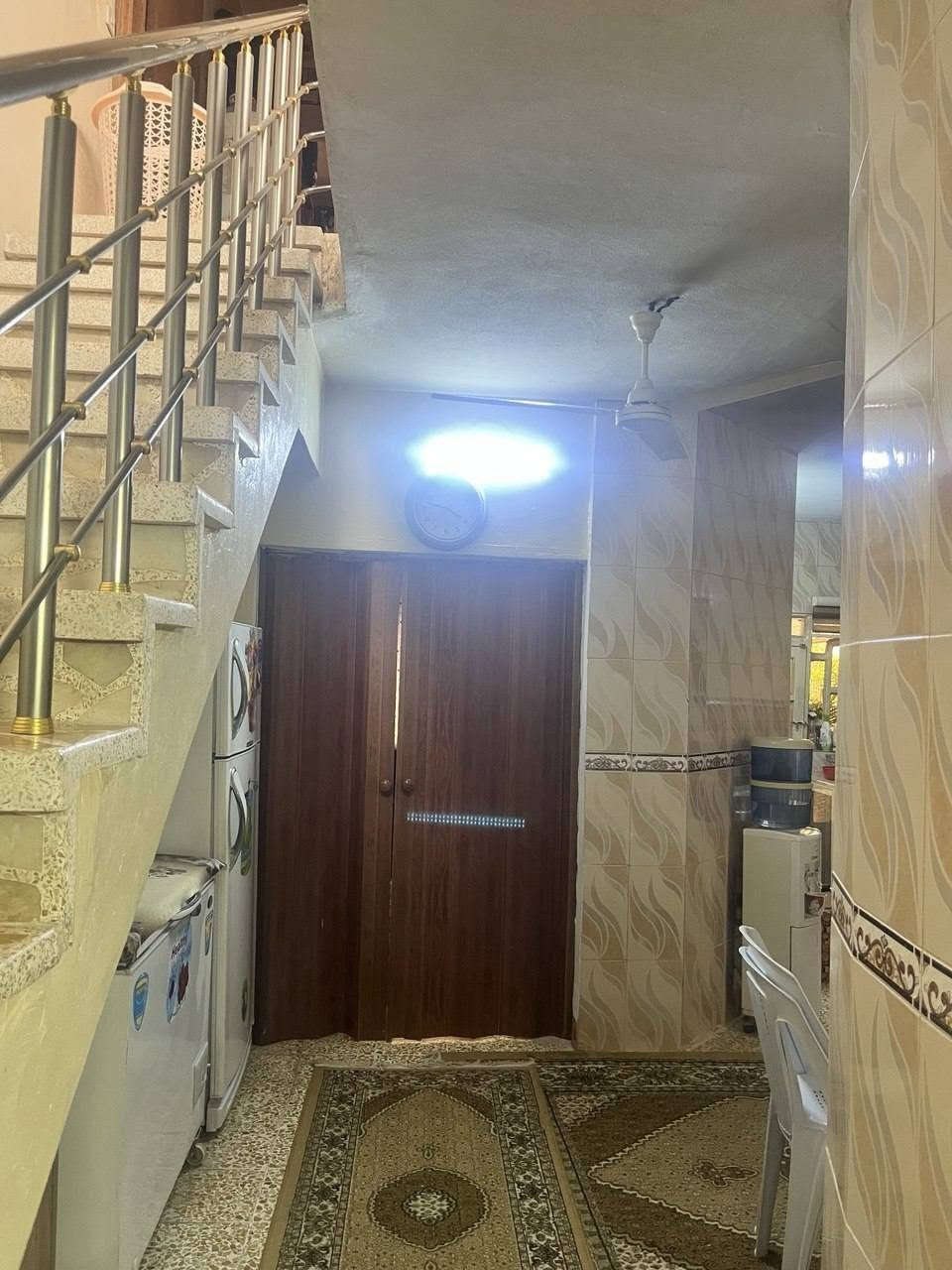 بيت 🏠 للبيع في منطقة الكندي الاولى
بيت للبيع منطقة الكندي الاولى قرب جامع الفردوس
مساحة الدار 150 متر
واجهة 6 / عمق 25
يتكون الدار من طابق ونص
الطابق الاول
يتكون من غرفتين نوم + استقبال + مطبخ + صحيات + مناور عدد 2
الطابق الثاني يتكون من غرفة وبيتونة
سند 2026
للاستفسار ***********
