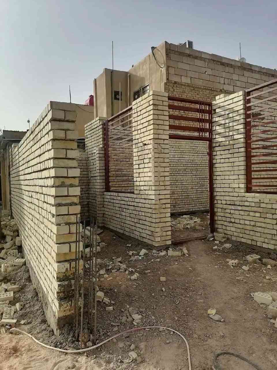 خلفة بناء في كربلاء.
***********
