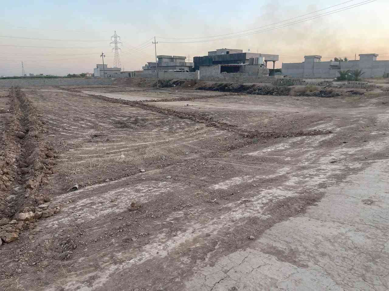 قطع للبيع منطقة(طيبة)خلف جملة وحدادة العياش يبعد عن الشارع العام 50 متر خلف التجاري مباشرةً المساحات 200 متر خدمات ماء وكهرباء وسكن ومدارس (سعر القطعة اربعة ملايين) ***********
