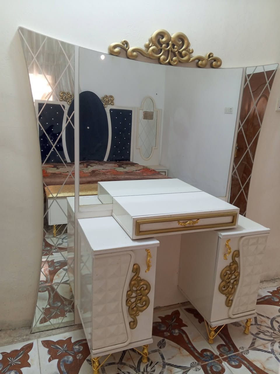 اللهم صلى على محمد وآل محمد 
غرفه تركي موديل ملكي نضيفه جدا 
ب ٨٠٠ بس تم تنزيل السعر بسبب ظرف مستعجل على البيع 
للأستفسار الاتصال على الرقم ..
***********
