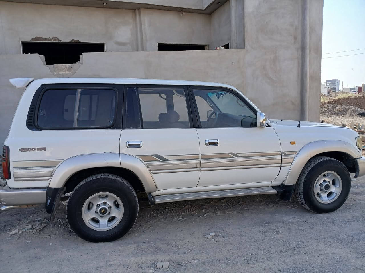 سلام عليكم 
لاند كروز ليلى علوي 
فول مواصفات
موديل 1992 
مكينه 6 كابريتر بانزين
مكينه وكير شرط 
صبغ حزام جماليه بلا حادث شرط 
طخم تاير جديد باتري جديد 
رقم شمالي جديد 
مكان الموصل 
تواصل ***********

