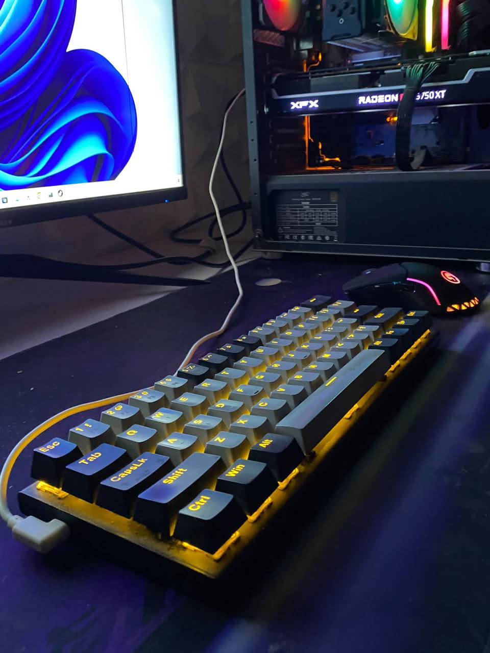 السلام عليكم سيت آب مرتب بسعر مناسب جداً
(كيس+شاشه+ماوس +كيبورد)

GPU RX 6750 XT 12GB XFX 3FAN RGB 
كارت مستخدم كلش قليل ومامفتوح حرارته اقصى شي 69 درجه ع سرعه فانات 50%
CPU RYZRN 5 5600 6CORES 12 THEARDS 
STORAGE NVME M.2 LAXER 512GB 
RAM T.FORCE TUF GAMING 8X2 16GB 3200HZ ARGB 
MOTHERBOARD ASUS PRIME B450-PLUS 
FULL ATX 4 SOLT RAM 
POWER STORY DEEP COOL 600W+80 
مبرد غازي احترافي من ديب كول 
CAES 4FAN RGB MID TOWER 

سعر الكيس 960 الف فقط ✅
كله براندات وكارتونه الكارت موجوده✅ 

شاشه AVETRON بيه خط بالشاشه مبين بالصور 
180HZ 
27 inch 
IPS 
1MS 
سعره 100 الف فقط علمود الخط ✅

كيبورد حجم 60% ريد سوج RGB 
ماوس واريرلس 4800 DPI 
سعرهن 50 الف قفل 🔒

مكاني بغداد الدوره ✅
يوجد توصيل ✅

نص مكتوب في الصور:
- FurMark (64-bit) 2.10.2.0 Test: FurMark (GL) 181 FPS min:172, max:185, avg:179 Time : 00:04:37 Frames : 49758 Frame time : 5.637 ms Resolution : 1920 x 1061 AA : Off AMD Radeon RX 6750 XT OpenGL 3.2.0 Core Profile Context 26.8.1.260806 Demo options GPU monitoring GPU graphs AMD Radeon RX 6750 XT PCI IDs DEV:1002-73DF SUB:1EAE-6710 REV:C0 GPU temp 69°C GPU hotspot 87°C GPU usage 97% VRAM 4% (513 MB) fan 0 1504 RPM (45%) Clocks core:2451MHz - mem:2238MHz (17.9Gbps) chip power 229W - PPW:0.790