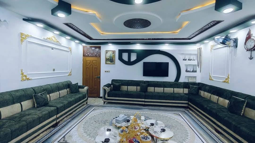 للبيع أو مراوس(حسب قناعت المكان)
طابو صرف 
السلام عليكم بيت للبيع في منطقة البلديات الصحفين المساحة ٢٠٠ متر الواجهة ١٠ والنزال ٢٠ يحتوي الطابق الأول كراج يسع سيارة حمام مشترك شرقي وغربي استقبال كبيرة +مطبخ بارد ومطبخ حار وصالة كبيرة حمام داخلي مشترك غربي  غرفة نوم واحدة الطابق الثاني يحتوي ٤ غرف نوم وحمام مشترك شرقي للتوضيح 
لتوضيح البيت مرمم حديث الرقم الهاتف ***********
