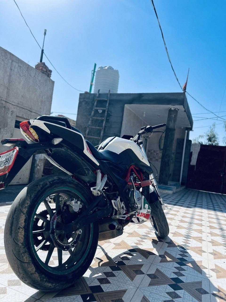 الدراجة هي Benelli 
🏍️ الموديل: Benelli 150
🔥 السعة: 150 سي سي
🔧 القير: 5 سرعات
💨 التبريد: هوائي
⛓️ الدفع: جنزير
السعر خاص ❤️ او اتصال عالهاتف
***********
