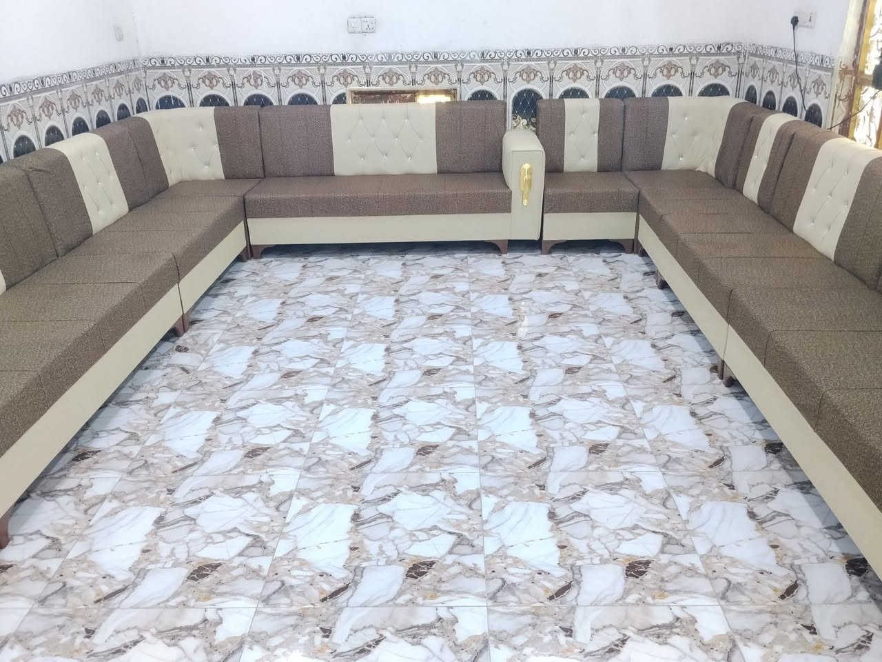 السلام عليكم ديوان عشرين مقعد جديد ما مستخدم يكفي استقبال ٦في 4 مداير مدايره وعندي خدمه توصيل بكروه ***********
