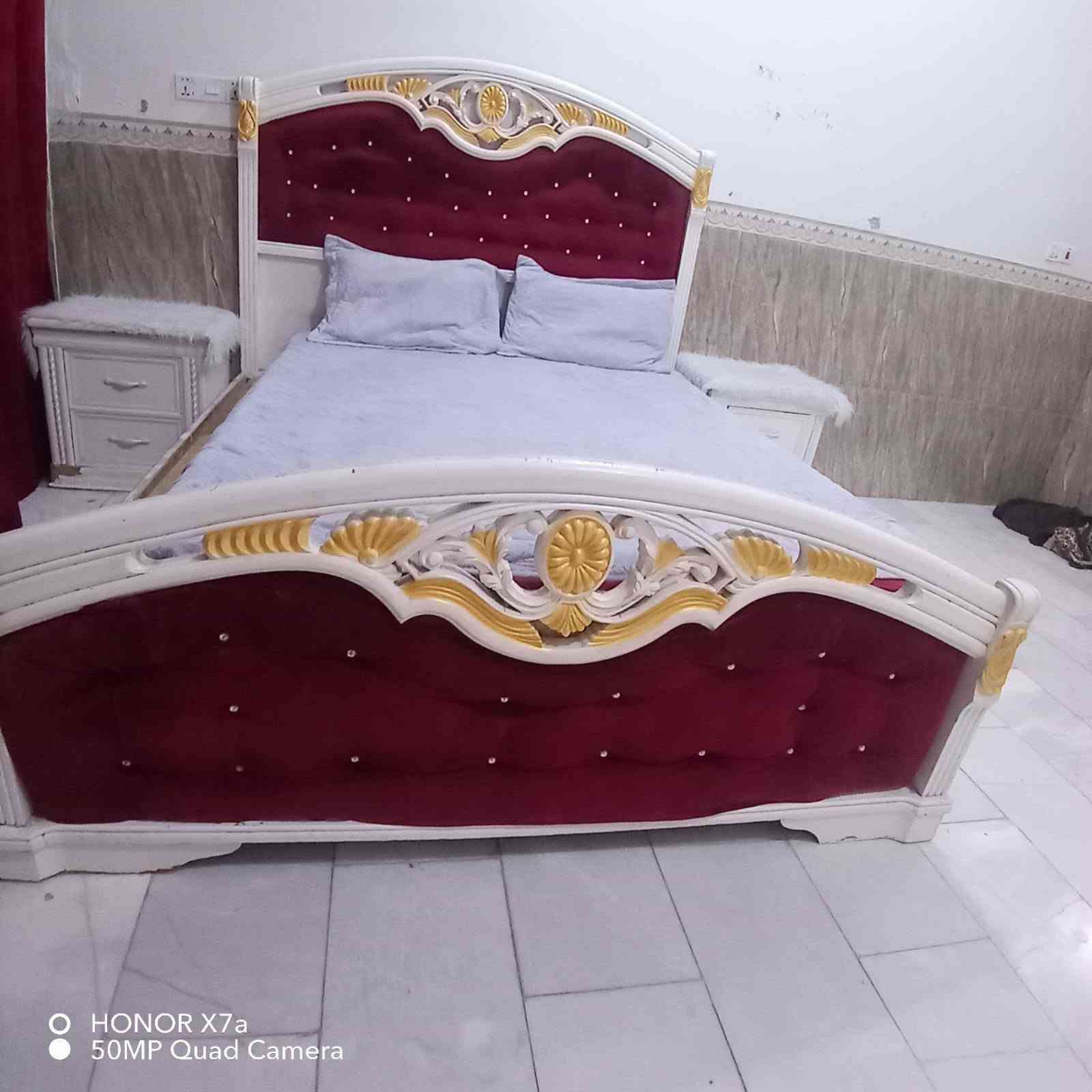 غرفة نوم للبيع السعر ٤٠٠ وبيها مجال شويه
للاستفسار الاتصال عل الرقم 
‏‪***********‬‏

نص مكتوب في الصور:
- O HONOR X7a
- 50MP Quad Camera
- HONOR X7a