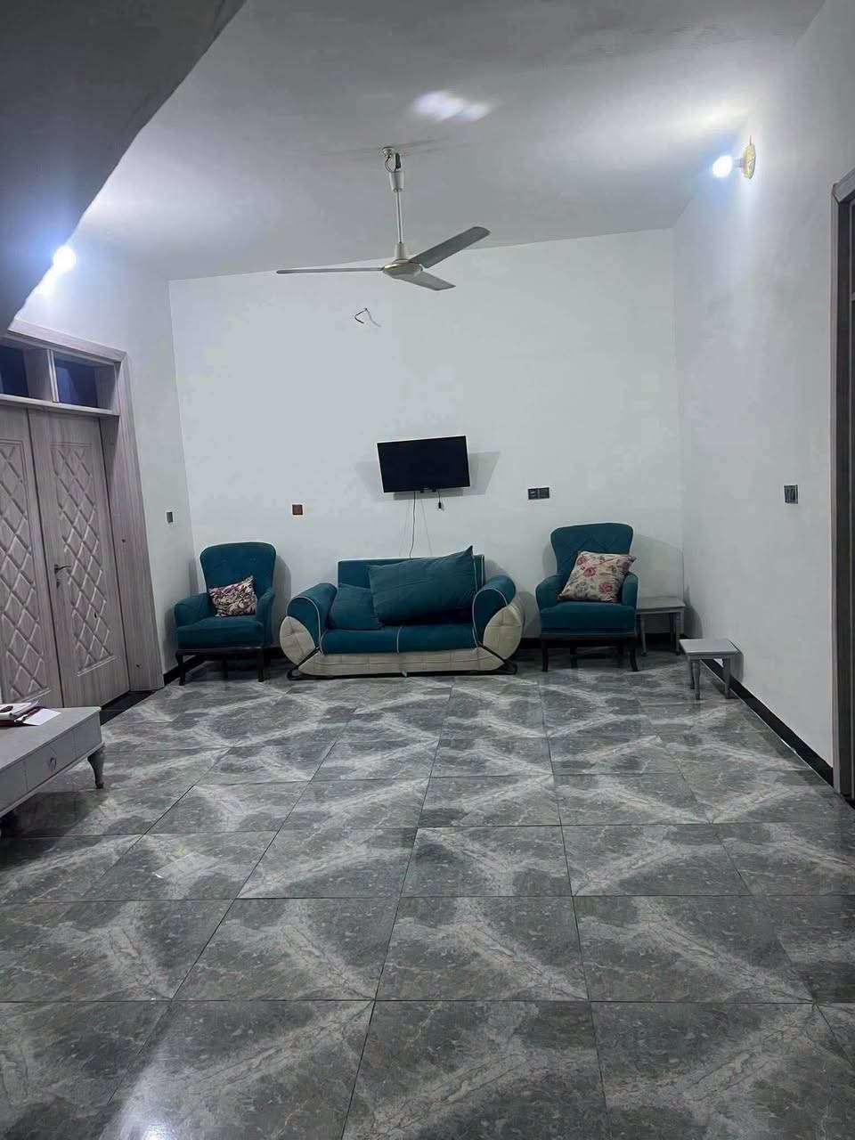 � للبيع – منزل في حي الجامعة 🏡

🔹 الموقع: حي الجامعة قرب مجمع حيدر حجي هندي
🔹 المساحة: 200 متر مربع زراعي سند 25
🔹 يتكون من:
✅ غرفتين نظام سويت
✅ صالة
✅ استقبال واسع

الاستفسار ***********
*********** 
 او مراجعة مكتب كربلاء للعقار والمقاولات العامه الجزائر شارع المطاعم قرب صيدليه عالم الدواء إذ ارت بيع عقار او بناء أو ترميم ما عليك فقط مراسلتنا 
المطور العقاري
