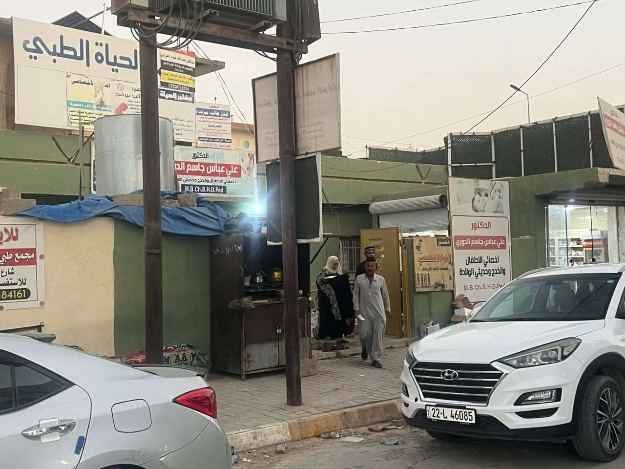 بيت شارع الاطباء للبيع المساحة ٢٠٠م فرع عمارة الأبرار مجاور مجمع دكتور محمود العبيدي يحتوي على صيدلية خارجية واربع غرف مع صالة كبيرة وكان بالأصل مأجر كمجمع طبي للاستفسار أكثر مراجعة مكتب الزغيت اوالاتصال على الرقم *********** الرد يكون على الاتصال حصرا
