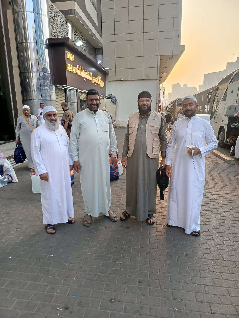 بسم الله الرحمن الرحيم
والصلاة والسلام على رسول الله ﷺ.
الحمد لله الذي بنعمته تتم الصالحات، وبعد إتمام مناسك العمرة المباركة، يستعد معتمرونا الكرام للعودة إلى أرض الوطن، بعد أيامٍ مباركة قضوها في رحاب المدينة المنورة ومكة المكرمة.
وها هم اليوم يحزمون أمتعتهم، ويستعدون للرحيل، ويودّعون أماكن طابت بها نفوسهم، وتعلّقت بها قلوبهم، وتركت في أرواحهم أجمل الذكريات.
نسأل الله أن يتقبّل عمرتهم، ويغفر ذنوبهم، ويكتب لهم الأجر والثواب، وأن يردّهم إلى أهلهم سالمين غانمين، وأن يرزقهم العودة إلى بيته الحرام مراتٍ ومرات.
مكتب المجمعي للحج والعمرة
نسأل الله لكم عمرةً مقبولة وسعيًا مشكورًا وذنبًا مغفورًا. 🤍🕋
