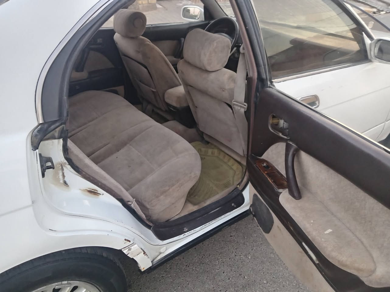 السلام عليكم بطه موديل 93 رقم بابل مشروع وطني تحويل ثاني يوم سياره جاهزه مكينه وكير وحداديه تخم تاير دواخل جديده كهربائيات كلهه شغال مكفوله من الضربه والكص والنقل جثه السياره جاهزه بيع مستعجل قفله 43 الرقم *********** المكان واسط
