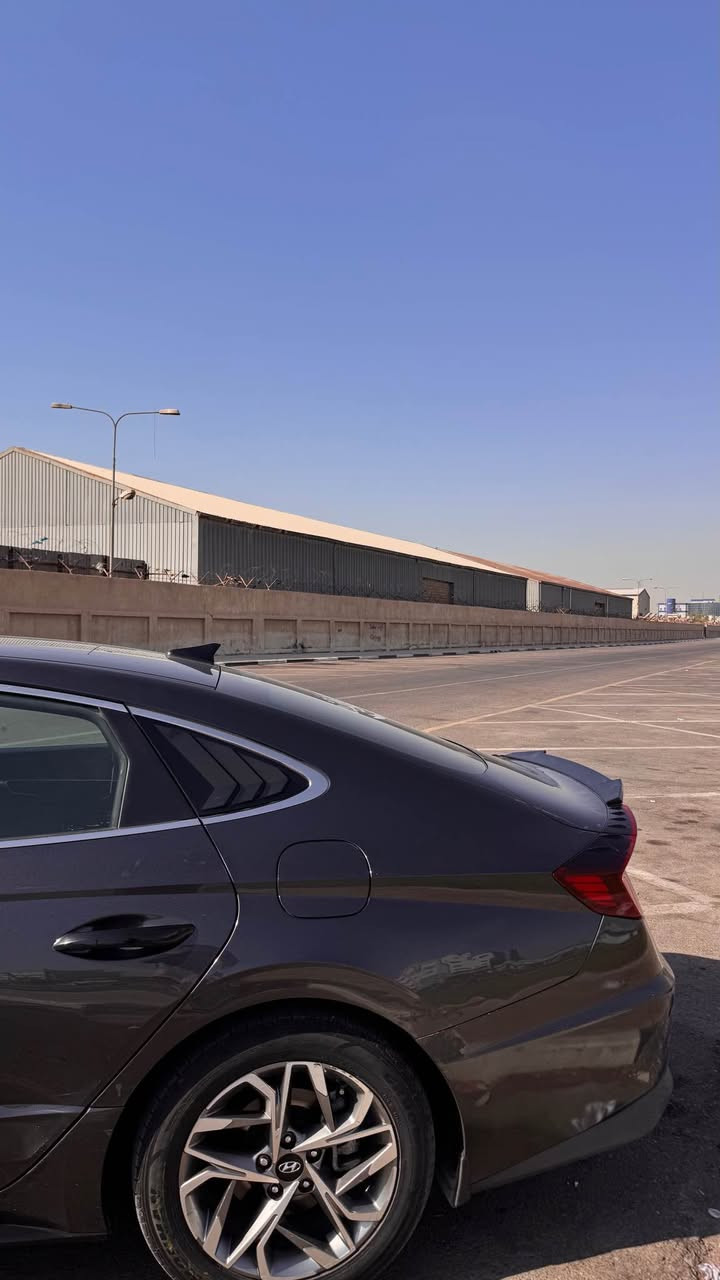 سوناتا 2021 بيها هواي مواصفات محركها 2500 گيرها جديد محركها نشط كله محسن افول والدهن كل تبديله 5000 كيلو ما امشيها اكثر السياره على ايدي نضيفه 
ضربتها موضحه بالصور بنيد وجاملغ وبيها ضربه بالعراق بالباب الخلف السائق

المواصفات 
ابل كاربلاي 
اندرويد اوتو 
اوتو هولد 
رادار امامي خلفي 
قفل سرعه 
سياقه ذاتيه 
تحديد مسار
الدخول بدون مفتاح 
قفل الابواب تلقائي 
بدون بنرواما 
تايرات مشلن 

وبيها هواي مواصفات متخلص والسوناتا معروفه بمواصفاتها والسياره نضيفه تجي وتشوفها وتشلع عيوني  سعرها 150$ وبيها مجال للشراي
مكاني البصره *********** البصرة, العراق
