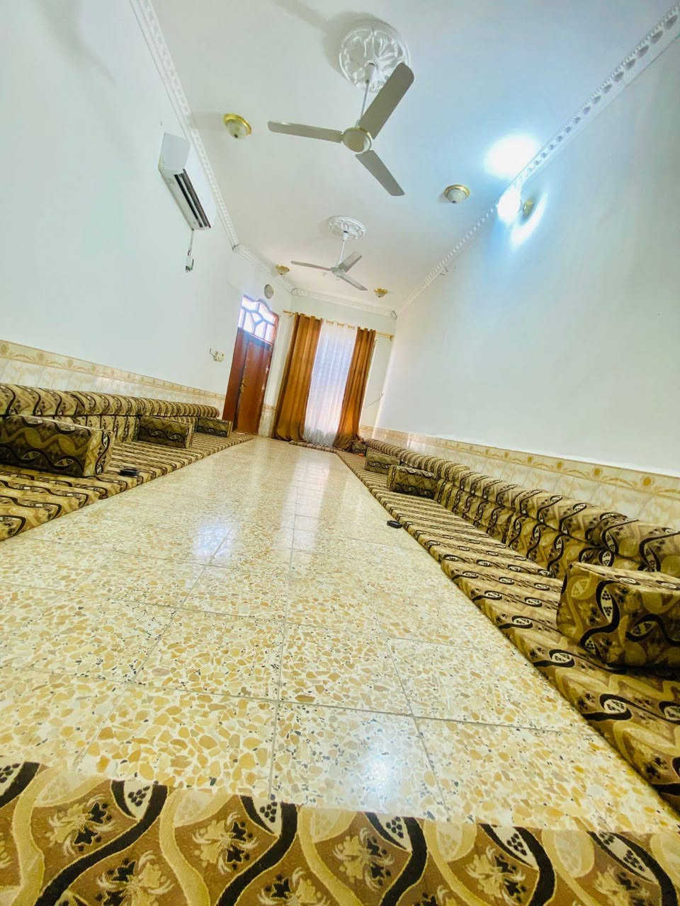 بيت للبيع بحي الشعب على الحولي مساحته 200م طابقين بناء جديد طابوق عكاده متكون من 4غرف صاله عدد 2 استقبال كبير 9م صحيات خارجيه وداخليه 
استفسار اكثر اتصال على الرقم 
***********

