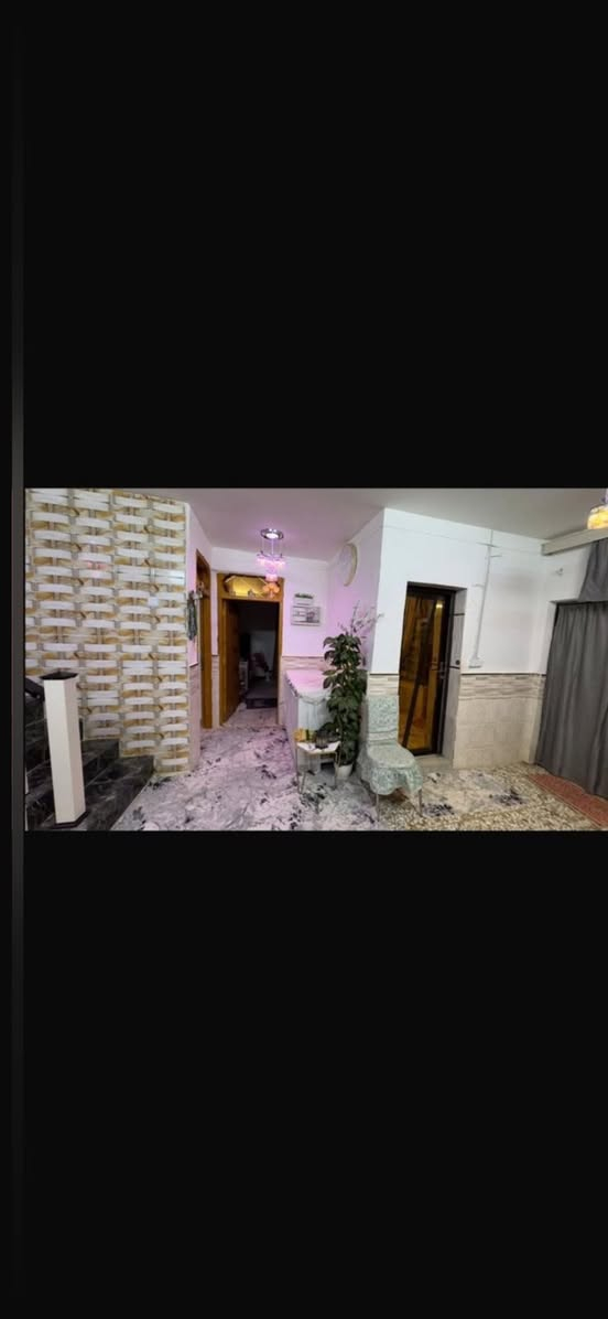 فرصة استثمارية :
بيت 200 متر في النجف حي الجزيرة  للبيع يحتوي على 3 مشتملات طابقين البيت جديد  والبيت مرهون منه مشتملين فقط يعني نازل من سعر البيت 48 مليون 

تفاصيل البيت /
الطابق الاول يحتوي على غرفتين + صالة+ استقبال + صحيات وتخاريج+ مطبخ+ طارمة او براني واسعة 

الطابق الثاني / ٣ غرف + صالة + صحيات وتخاريج + مطبخ

المشتملات:

المشتمل الاول / 150 متر 
المشتمل الثاني / 50 متر
المشتمل الثالث / الطابق الثاني كله  

سعر العقار / 225وبي مجال

للاستفسار / ***********
