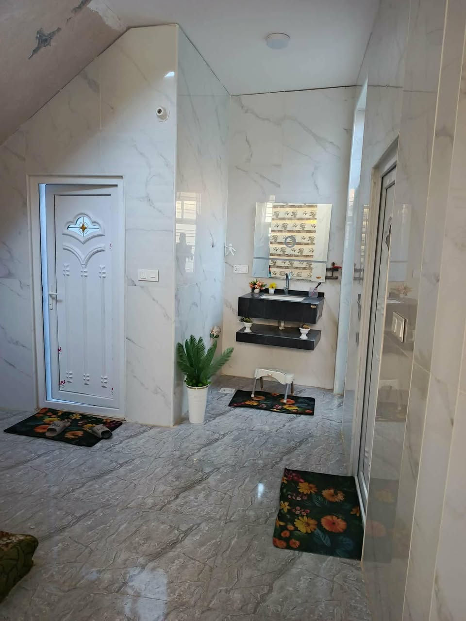 🏠 بيت للبيع 🏠
📍 الموقع: الحيره - حي النصر - خلف جامع الرحمن
📐 المساحة: 208 متر مربع مع فضله 40 متر ( طابقين ) 
🔴يحتوي على: 4 غرف - صاله - استقبال - مطبخ حار وبارد - صيحات عدد 2 - كراج - حديقه)
💵 السعر المطلوب 100 مليون
السعر الكلي 140 مليون 
مطلوب للاسكان 40 مليون
الكفيل صاحب السند
⭐(البيت ضمن مواصفات عاليه باقي التفاصيل خاص)⭐
📞 للمزيد من التفاصيل والاستفسار:
🏢 المراجعة: مكتب الجنابي للعقار
📱 الاتصال مباشر: ***********
