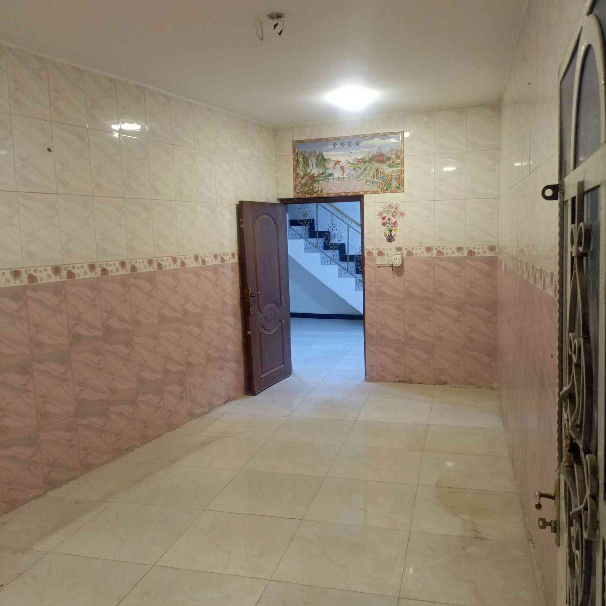 السلام عليكم بيت للايجار مساحة 200متر يحتوي على غرفة نوم وكلدور ومطبخ وصاله وحمام وطارمه وحديقة والطابق الثاني غرفة نوم وبيتون العنوان الأساتذة مدينة حمورابي السياحية شارع الشهيد عميد قيس المعموري بنفس الشارع تبليط خدمات كامله تفاصيل اكثر الاتصال على الرقم *********** بي واتساب أو خاص موجود
