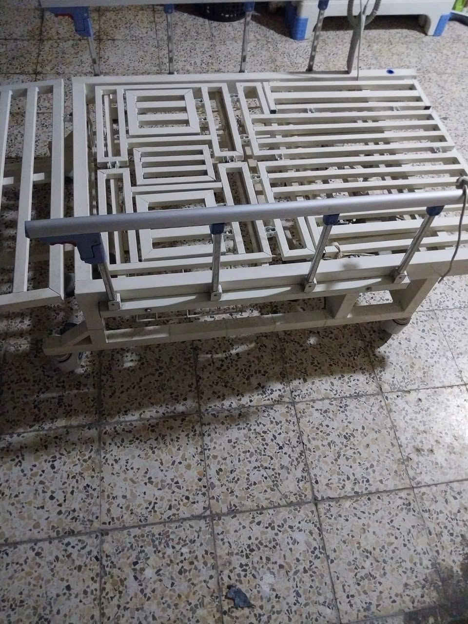 ياالله
سلام عليكم 
سديه متحركه جديده بعدها ابجيسها 
وياها تعلاكه مال مغذي و الدوشك مالتها 
650 قفلها 
***********
بغداد قرب حي العامل
