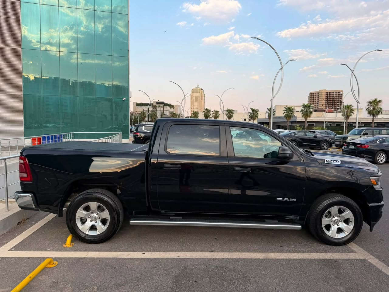 2024 Ram 1500 Lone Star 4x4 5'7 Box
للبيع فقط
رقم حرة تترقم كل المحافظات 
                                                        lone star مواصفات    
محرك هيمي 5،7
باب كبير بدي قصير
فور ويل 
نقطه عمياء المرايا الجانبيه 
سكليتر كهربائي 
شاشة تيسلا 
حساس امامي و خلفي 
دعامية خلفية بيها دوسة إضافية 
كشنات و ستيرن هيتر
كشن كهرباء
بك لايت رادار و نظام نقطة عمياء بالمرايات الجانبية
كفر بدي اصلي امريكي 
البدي بيها تغليف مميز مع اضاءة 
الحادث 
تعديل و صبغ وجه البنيد فقط +
جاملغ الأيمن بيه تعديل بارد و شوية تقليم +
تعديل بدايه الشاصي طرف اليمين + طاك أيرباك الدشبول والستيرن ومرجعه سستم 
ماشية 39 الف mi
السعر 28000$
مكان السيارة اربيل
  ***********
  ***********

