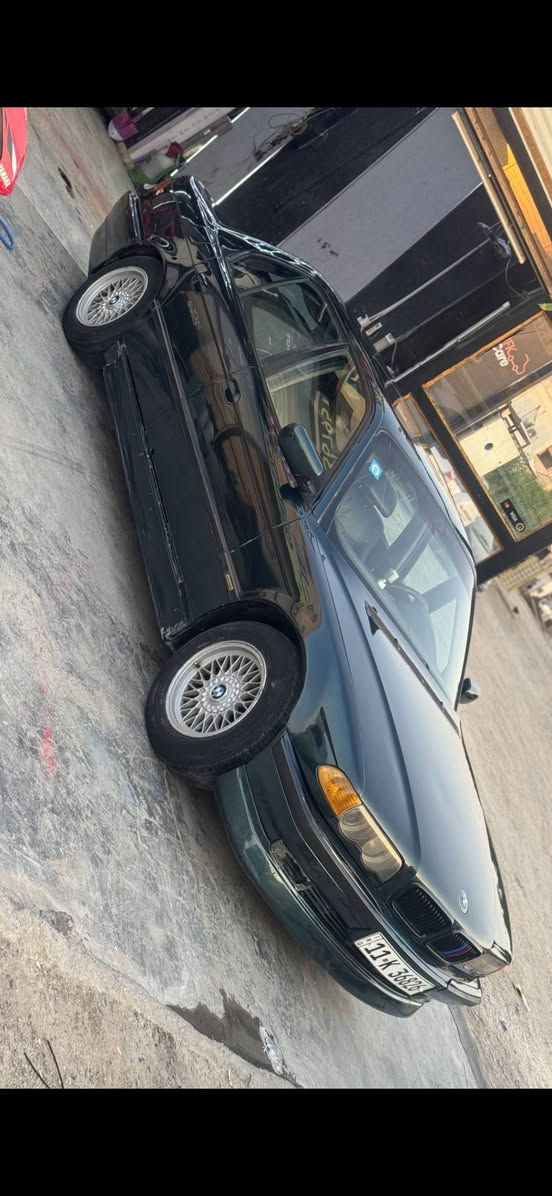 Bmw كاسح
735 موديل1996
السيارة كير جديد 
ومكينه نظيفه
تبريد ثلج
صدر امامي وخلفي وكاردن جديد
شاشه ومري قلاب وي البك 
الغرفة يحتاجلها ترتيب شي بسيط
مكاني الدورة ابو دشير 
السعر ٧٦ 
***********
