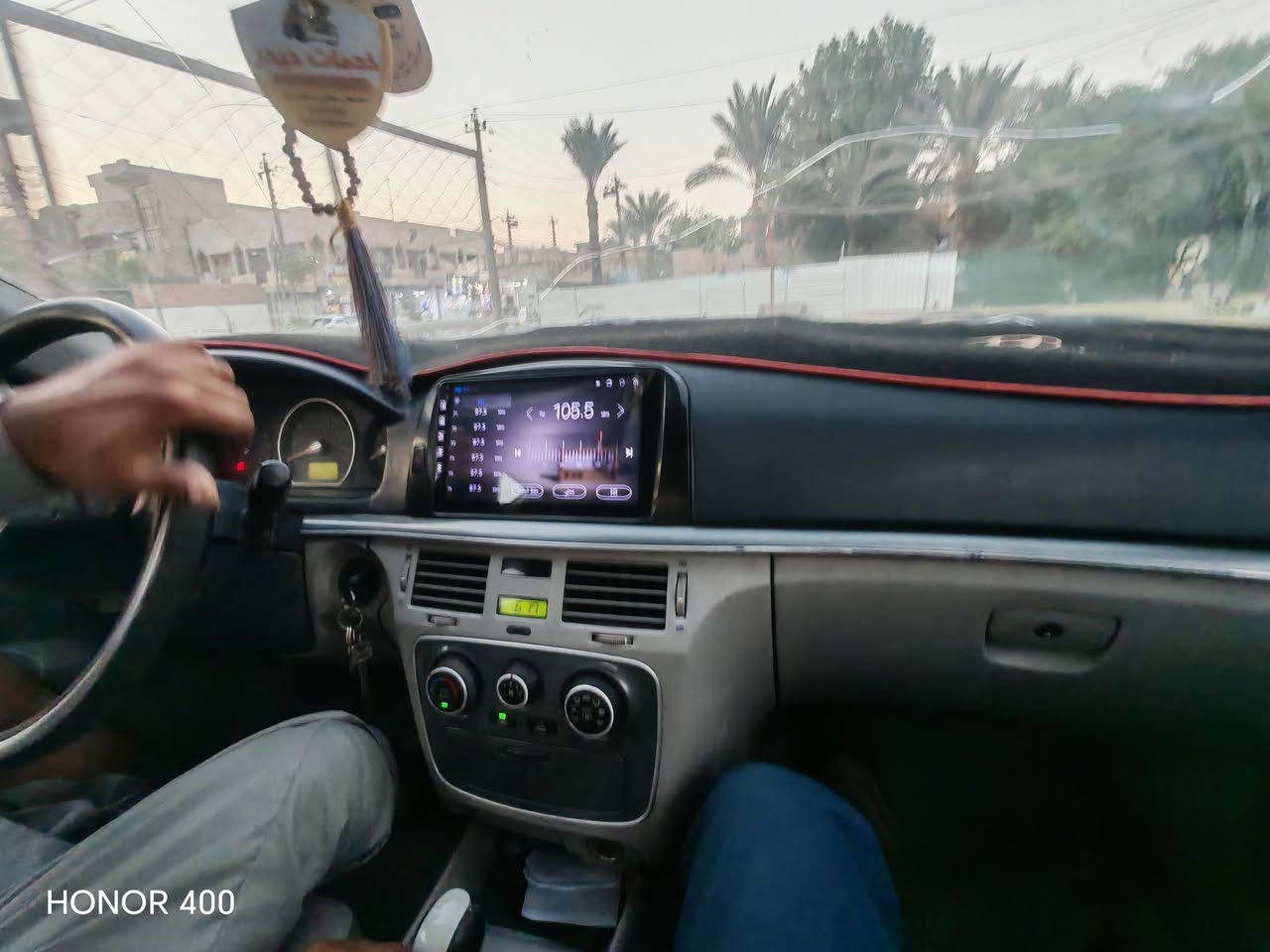 سوناتا موديل 2007
مصبوغة عام 
بيها بنيد مبدل وبعده ممصبوغ أثر، حادث 
تبريد شغال كير مكفول مكينه جديده مبدله
قبل خمسة أشهر تقريبا
مكينتها ٢٠٠٠ 
غرفتها حلوه ونضيفه
سياره باسمي للاتصال ***********

نص مكتوب في الصور:
- HONOR 400