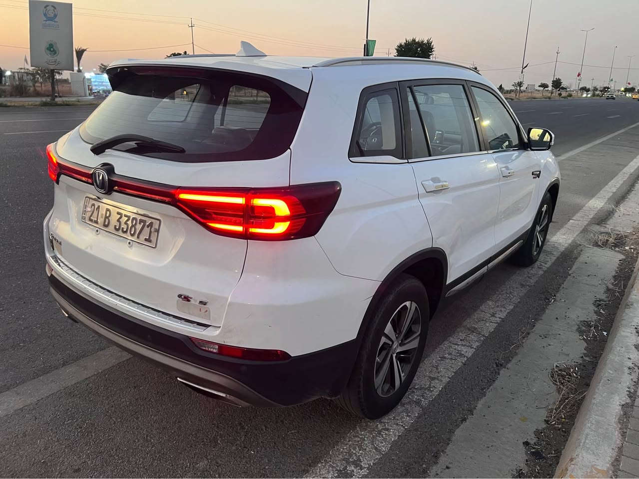 للبيع

السيارة: شانجان  CS75

الموديل: 2019

اللون: أبيض

رقم سلمانية  الإنكليزي بسمي شرط تحويل وكالة

السعر(104$)

المواصفات الداخلية:

بصمة تشغيل 

تبريد 2 قطعة  تبريدها ثلج ❄️

شاشة أندرويد كبيرة لمس

شاشة تفاعلية

بلوتوث

مثبت سرعة

تحكم ستيرن 

اتو هولد 

سايد بريك دكمة 

ثلاجة مشروبات 

مرايا كهربائية

جام كهرباء 

عدد 8 قطعة إيرباك (وسائد هوائية)

5 مكبرات صوت

نظام إنذار

نظام ملاحه (GPS)

المواصفات الخارجية:

أضواء LED

أضواء زينون

حساسات ضغط الإطارات

حساسات اصطفاف

كاميرا خلفية

كاميرا جانبية 

جناح خلفي

ويل كب عدد 4 

اشاير بالمري 

مري شفط 

اريل قرش (نفكيشن) 

المواصفات الميكانيكية:

محرك 1,800 CC  تيربو

4 سلندر

محرك بي صوت جعوب 

كير أوتوماتيك 

ماشية 100الف سيارة

سنوية صالحة لغاية 2030

الي شرّاي يخابرني مأجاوب تعليقات ***********
***********
مكان سيارة كركوك . كركوك, العراق
