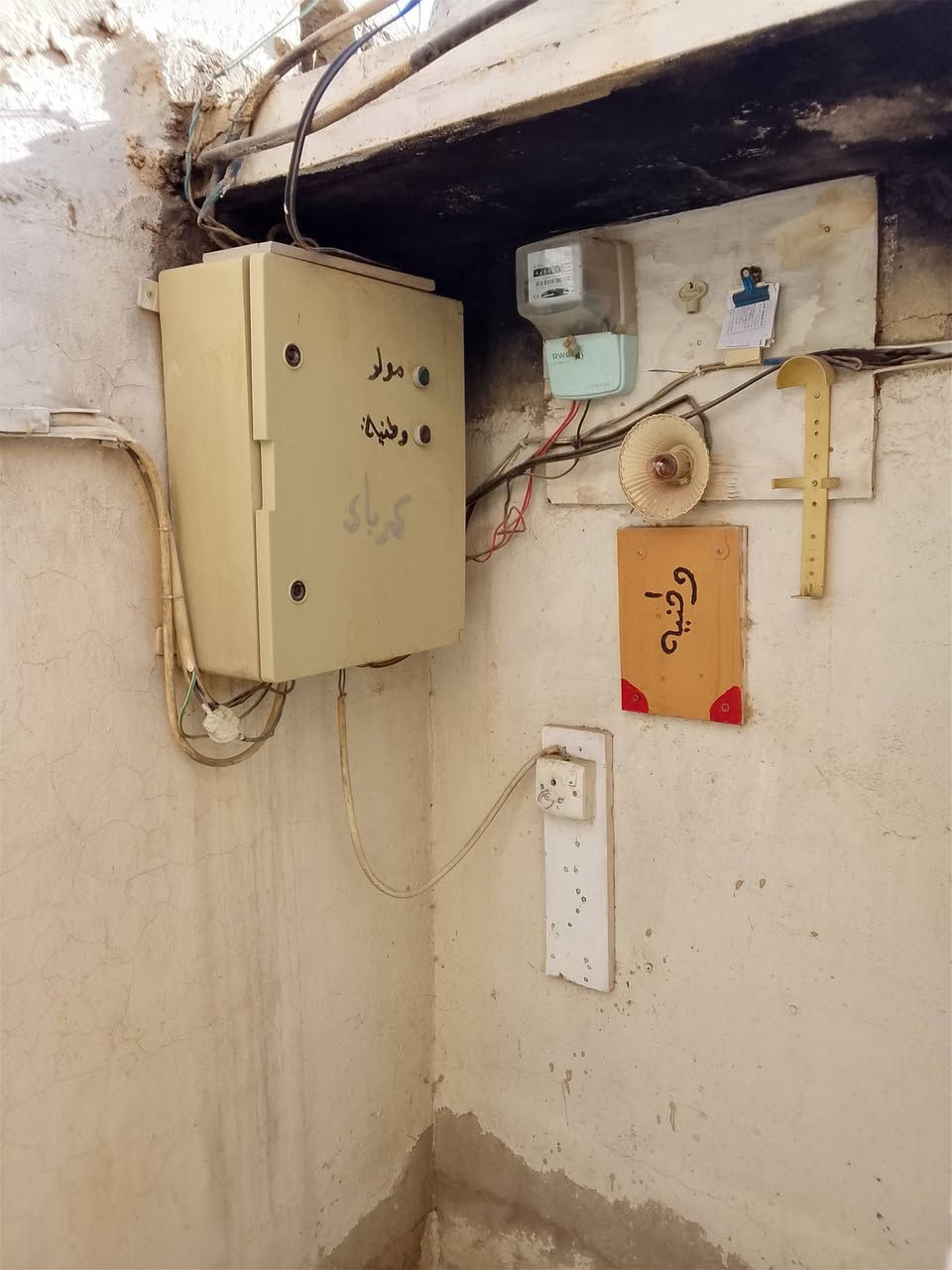 🏠 بيت للبيع حي نزال مساحه 375 الطابق الجوه ديوانيه غرفتين وصاله حمام داخلي ومطبخ 🏠 الط غرفتين وصاله نفس ما موضح بالصور وفيديو سعره 270  ***********
