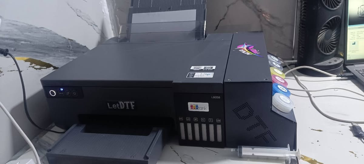 السلام عليكم حبايب طابعه ملابس dtf
طابعه Epson l8050 محوره dtf 
A4 
جوده ممتازه اعلى جوده ممكن تستخدمها ل الملابس ✨❤️‍🩹
خمس الوان الاحبار 
هيد اصلي و سريعه جدا و ممتازه !.❤️‍🩹.

التفاصيل خاص و موضحه للصور 
السعر و الوصل صار شهر تقريب و 10ايام ماخذها جديده كلش حته ما طابع بيها هواي .
اخذتها ب 1,500,000 بدون ايشي لا حبر لا ورق لا ايشي..

ابيع ب 1,350,000
يجي وياها سيتين احبار كل سيت ب 50 و ابيض الحجم الكبير ثنين 
و بند ورق و بودره و مزيل مال احبار .

كل هاذ ب 1,350,000 بس تاخذلك كابسه و تبلش مشروع ❤️‍🩹..

العنوان بغداد البياع
 ***********
