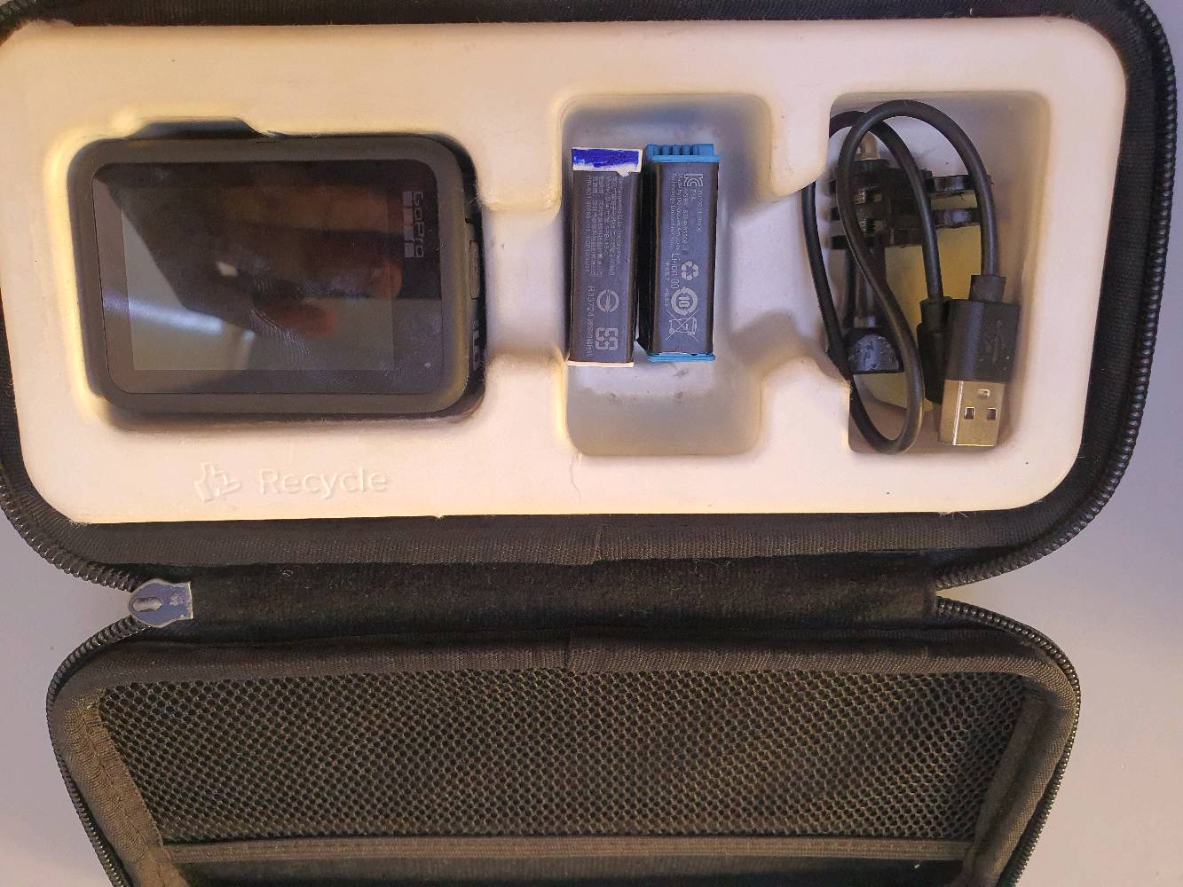 للبيع: كاميرا GoPro Hero 9 Black بحالة ممتازة مع كامل الملحقات
​كاميرا الحالة العامة نظيفة جداً وجاهزة للاستخدام الفوري (بس تعال وصور!).
​📌 المواصفات الأساسية:
​دقة التصوير الفيديو: تصوير فائق الوضوح بدقة 5K، مع خيارات 4K و 2.7K و 1080p بمعدلات إطارات عالية للحركة السريعة و Slow Motion.
​دقة الصور الفوتوغرافية: 20 ميجابكسل مع دعم التصوير بصيغة RAW.
​الشاشات: شاشة أمامية ملونة (ممتازة للفلوجرز وتصوير السيلفي) + شاشة خلفية باللمس عالية الاستجابة.
​الثبات الإلكتروني: تقنية التثبيت الأسطورية HyperSmooth 3.0 لفيديوهات ناعمة بدون أي اهتزاز.
​المميزات: مقاومة للماء بدون غلاف حتى عمق 10 أمتار، مع ميزات التصوير الذكي.
​📦 الملحقات المتضمنة مع العرض:
​حقيبة حمل: متينة ومخصصة لحماية الكاميرا وكل ملحقاتها وترتيبها بشكل منظم.
​عدد 2 بطارية: لضمان وقت تصوير أطول وعدم تفويت أي لقطة.
​مجموعة قواعد تثبيت متنوعة: لتغطية كل زوايا وطرق التصوير.
​كيبل الشحن.
​السعر: 300
​التوصيل: متوفر خدمة التوصيل لجميع المحافظات 🚚
​للاتصال والتواصل: *********** (متاح اتصال أو واتساب)