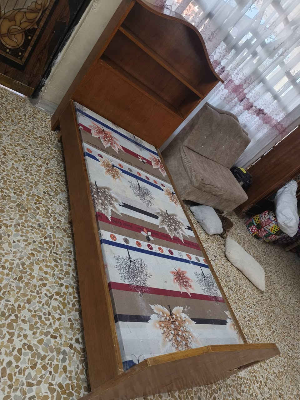 تخت نفر شغل عراقي خشب ثقيل نفر العرض مترين تقريبا مستعمل شي قليل بي كسر بالراس يم الرجلين مايضر ويتصلح سعر ٧٥ ألف مكاني الجانب الأيمن 
***********
