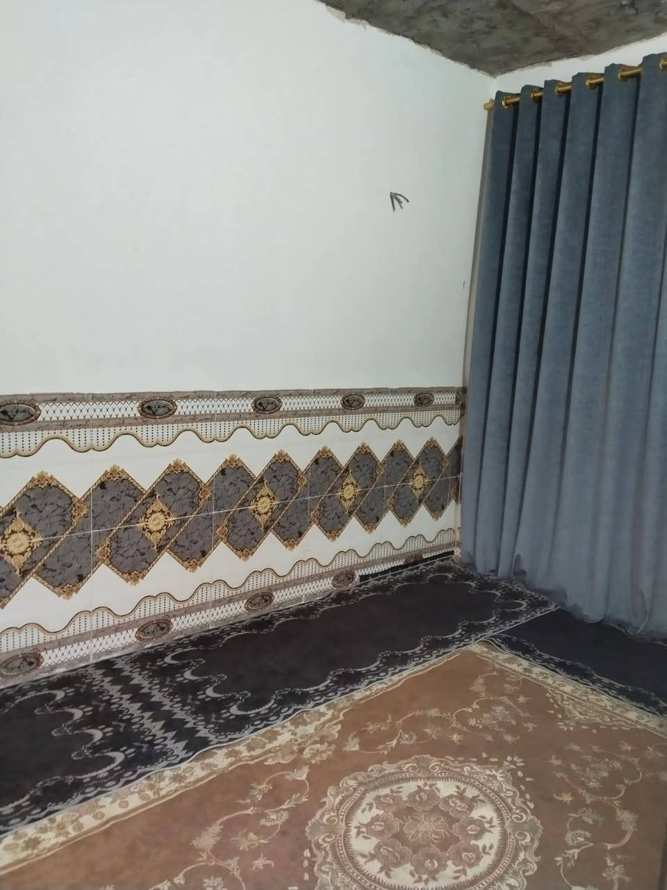 السلام عليكم بيت للبيع المساحه 80 متر مكان البيت كوفه  ورا بازيخات ريبال عن الشارع 50 متر بعاد البيت يحتوي على غرفه وصاله واستقبال ومطبخ البيت جدا نظيف السعر 20 وبي مجال قابل لتفاوض  الشراي بي خير ويدلل  يجي خاص او يتصل وهذا رقمي***********
