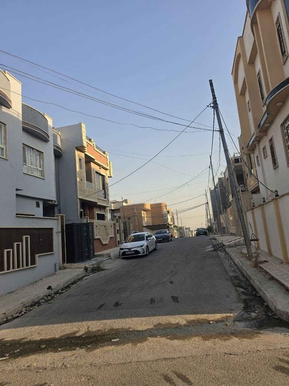 🏠✨ دار للبيع – موقع مميز قرب شقق الحدباء ✨🏠

📍 الموقع: قريب من سائدين شقق الحدباء 🏢

📌 توزيع الأراضي البلدية – فئة (أ)

🏗️ بناء حديث 2024

🔑 فارغ – استلام فوري

📜 سند طابو الزهور ملك صرف ✔️

📐 المساحة: 100 م²
↔️ الواجهة: 10 م
↕️ العمق: 10 م
🏘️ ركن على شارعين
🛣️ شارع تبليط بعرض 12 م

🏡 تفاصيل الدار:

طابقين + بيتونة

🔹 الطابق الأرضي:
• غرفة نوم

• هول

• مطبخ

• صحيات

• درج دوار

🔹 الطابق الثاني:
• غرفتين نوم 

• هول

• صحيات

• بيتونة

📞 للاستفسار والتفاصيل:
***********📱

***********📱

***********📱

🏢 مكتب السماك لتجارة العقارات

📍 الموصل – حي الصديق، بعد مرطبات البحرين، سائدين الصديق الرئيسية، مقابل مدرسة العقول المبدعة الأهلية.

بيع • شراء • تأجير • إدارة أملاك
