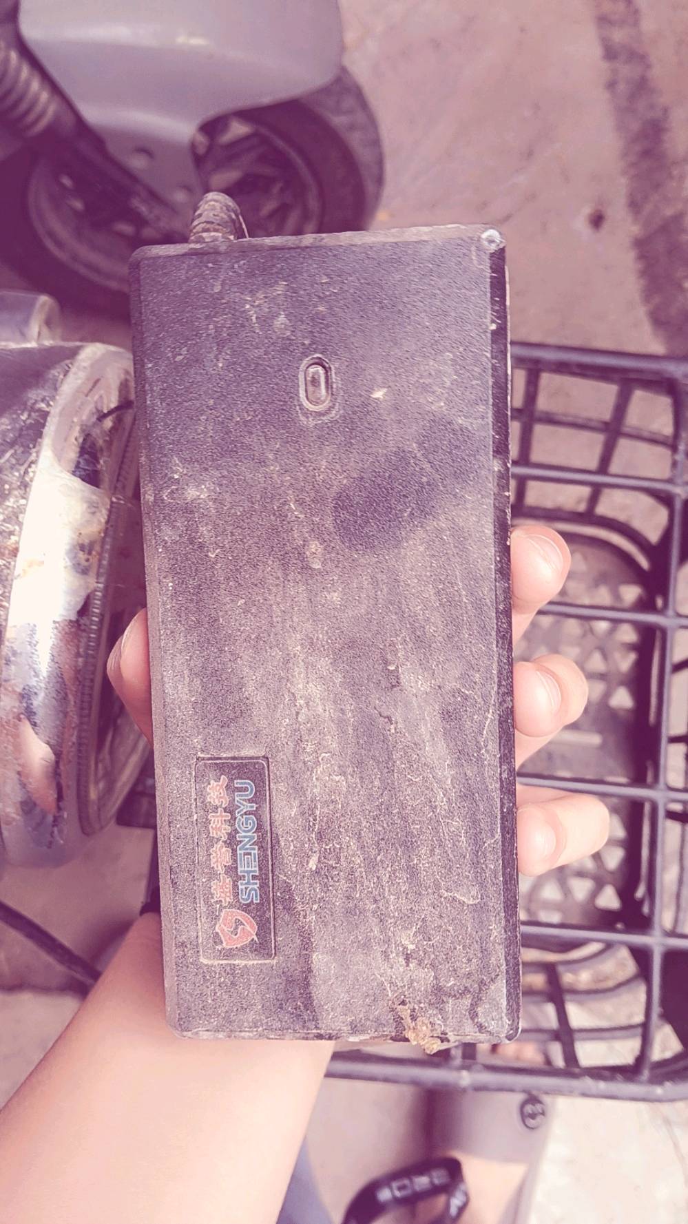 دراجه شحن / ب350 بلادي من الشركه بيه عطلين التايرات والبطاريه مكفوله شاحنه موجوده سويج وبصمه واذا مراوس بدراجه ماكس عدله قفل تواصل واتساب العنوان بغداد الحريه