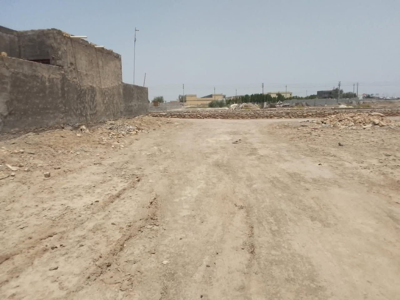السلام عليكم 
للبيع قطعة أرض زراعيه في ألجربوعيه موقعها  يتوسط  بين ألمستشفى ألألماني و مقام ألسيد علي ألظاهر و جامعة ألحاج رافد ألجديده وطريق ألسماوه بغداد كما يظهر في ألصور ألمرفقه ,,
ألمساحه 200 متر مربع ,,
تتوفر خدمات ألماء وألكهرباء ,, 
ألسعر 20 مليون دينار وبه مجال بسيط ,,, 
للراغبين بألشراء ألتواصل على أرقام ألمكتب :
***********   ----     ***********

