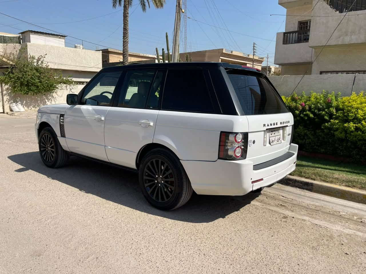رانج روفر ٢٠١٢ فوگ سوبر جارج supercharged
 بعدها على وضع الشركة ماشية 155 الف كيلو بس

خليجي كفالة عامة عدا الدعاميات 
وبيهه بارد قليل كولش بقبق الصندوك وعندي سونار بيهه
 وكاله سردار معروفه مواصفات السردار تجي فول الفول بالمواصفات 
ادامة كاملة عليها 
المواصفات:
-سلايد 
-بصمه
-گيجات دجيتال
-٥ وضعيات قيادة
-خمس كاميرات مع كاميرا ٣٦٠ 
-رادارات امامي خلفي مع مانع تصادم و تحديد مسار 
-مراية جانبية قلاب مع الرحوع الى الخلف مع شفط مع انارة ترحيب مع رادار جانبي ونقطة عمياء
-دوسات كهرباء  
 -جامة امامية هيتر و بولورايز
-لايت زينون دايناميك مع اتجاه الستيرن
-بك لايت الد بلادي
-مقاعد امامي تحكم كهرباء مساج ميموري و تدفئة تبريد 
-مقاعد خلفية تبريد وتدفئه
برده مشبك خلفيه 
-ستيرن كهرباء تدفئة
-دبل سيدي چينجر اماميmp3 وخلفييdvd
مع اواكس و فلاش ريدر 
-سيستم صوت هارمان كاردون 
وبعد هواي مواصفات بيه
دوسان كهرباء ويه البيبان تنفتح وتنسد
-سيارة صفر مسج اعطال ولا گلوب مشتغل بيها
جوبلساته شغاله الحمدلله ومابيهه اي نقص 
مكان السياره بغداد 
السعر 13500 وبيهه مجال
***********
