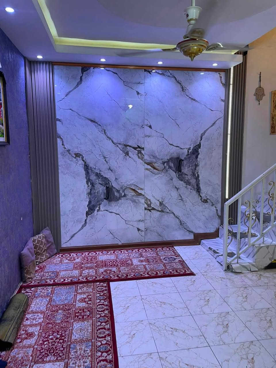 🏰 صرح المدائن للعقارات | عرض بيت للبيع 🏰
📍 الموقع: المدائن - قرب جامع سيد علي (مقابيل شارع النهر / شارع ماهر).
📜 جنس العقار: زراعي (سند 25).
📐 المساحة: 300 متر مربع وشوية.

🏡 مواصفات وتفاصيل البيت:

4 غرف نوم (3 غرف بالطابق الأرضي + صالة واسعة + استقبال + مطبخ والطابق العلوي يحتوي على غرفة نوم وصالة ) 

✨ التشطيب والديكور: البيت بالكامل تغليف سيراميك (لأعلى ولأسفل) مع ديكورات حديثة.

الخارج: حدائق عدد (2) + كراج سيارة واسع

📞 للاستفسار اكثر ولمعرف السعر والتفاصيل 
الاتصال على الرقم التالي او مراسلة الصفحة 
 📱***********     
 

…………………………………………….

📣 عندك عقار تريد تبيعه أو تأجره؟
🏡 صرح المدائن للعقارات خيارك الأول والأفضل بالمنطقة!
🔹 نوفر لك أفضل العروض لـ (البيع - الشراء - الإيجار): بيوت، أراضي، مزارع، وشقق.
🔹 إذا كان عندك (بيت، أرض، مزرعة) تريد تبيعها أو تأجرها بسرعة وبأفضل سعر، صرح المدائن حيكون اختيارك 

#المدائن #عقارات_المدائن #صرح_المدائن #شارع_النهر #جامع_سيد_علي #بيوت_للبيع #عقارات_العراق #بغداد_العقارية #عقار_للبيع #طابو_زراعي #بيوت_حديثة #تسويق_عقاري #للبيع_في_العراق #مزارع_للبيع #إيجار
