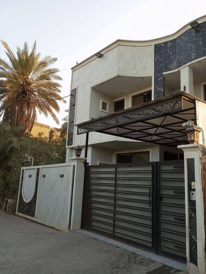بيت  للبيع طابقين في سبع ابكار خلف منتزه النخيل ملك صرف زراعي سند ٢٥مساحة ٢٢١ م واجهة ٩.٥م نزال ٢٣م
الطابق الاول : كراج كبير وحديقة + سبرتنج + صحيات خارجية 

مطبخ حار وبارد ومنورين 

استقبال كبيرة ٥*٧ 

غرف نوم عدد٢ 4.5*4

حولي كبير 7*5

صحيات +حمام منفصل 

درج بيانو 

نظام كاميرات 

نظام سماعات 

كهرباء بوري 

الجام دبل جام ضد الصوت والروائح 

ابواب تركية خشب للغرف + باب مدخل قاصة تركي للاستقبال +المطبخ 

الطابق الثاني 4 غرف نوم 

واحدة منهم سويت 7*5 معزول السخان والتانكي عن البيت وبلوكانات 2

صحيات +لوندري وحولي كبير 

الطابق الثالث غرفة متكاملة وحولي كبير 

نظام السبالت بواري بكل البيت 

3 تانكي كبير وسطح كبير

للتواصل ‏‪+964 774 446 2004‬‏
